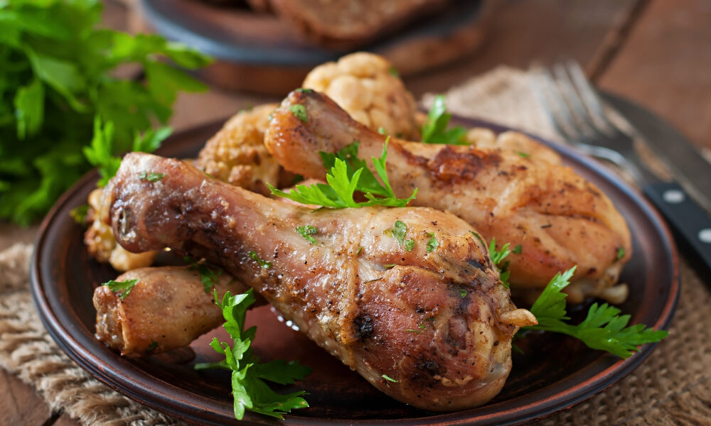жаренная курица на тарелке