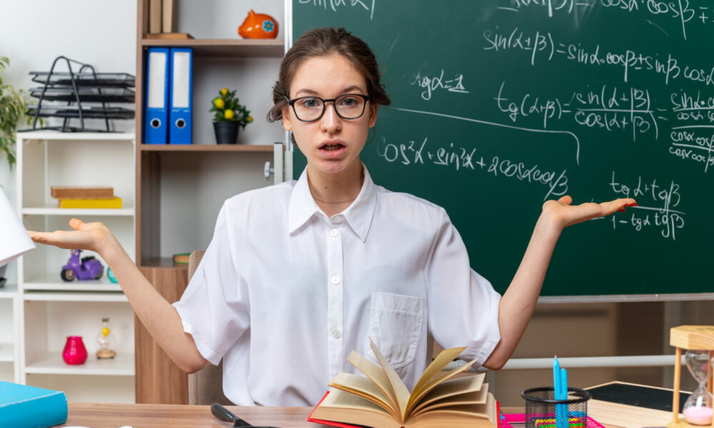 Учительница в школе