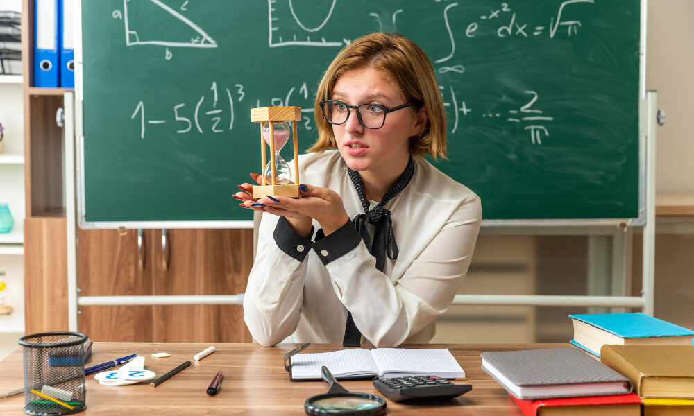 Девушка сидит на уроке по математике или физике