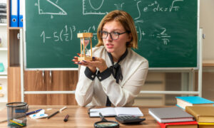 Девушка сидит на уроке по математике или физике
