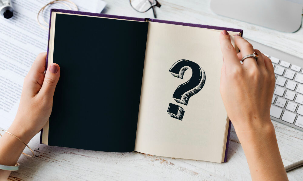 Знак вопроса написанный на странице в блокноте