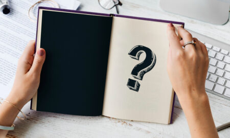 Знак вопроса написанный на странице в блокноте