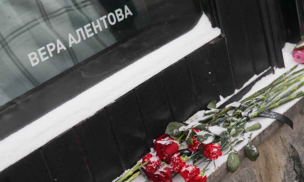 Обстановка у Московского драматического театра имени Пушкина во время прощания с народной артисткой РФ Верой Алентовой.