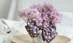 букет сирени в вазе