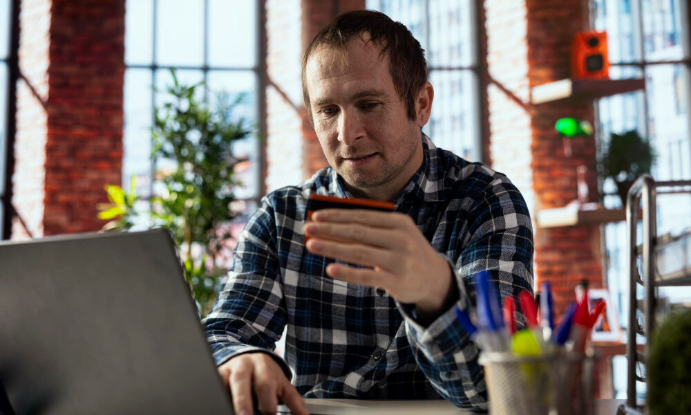 Мужчина сидит за компьютером