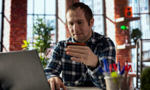 Мужчина сидит за компьютером