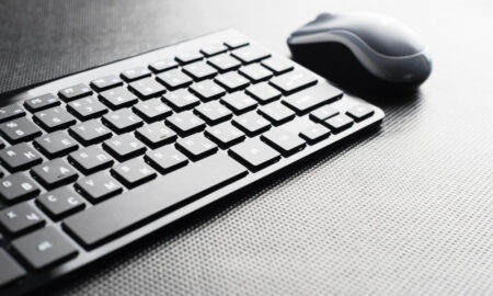 Компьютерная клавиатура и мышкой лежат на столе