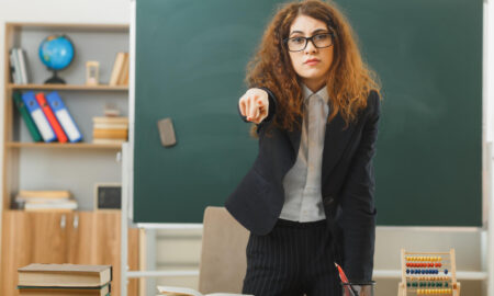 Учительница в школе