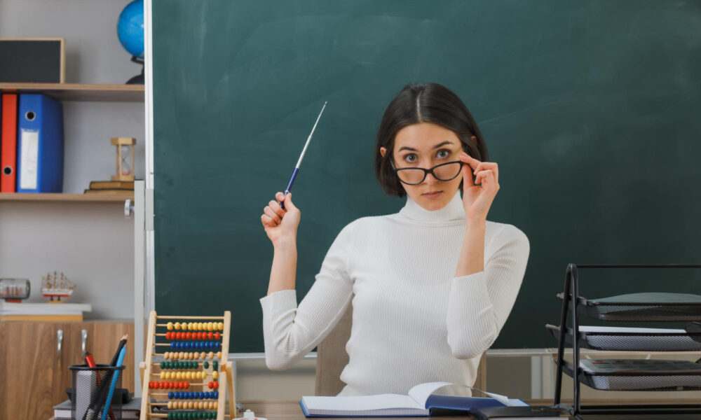 Учительница в школе