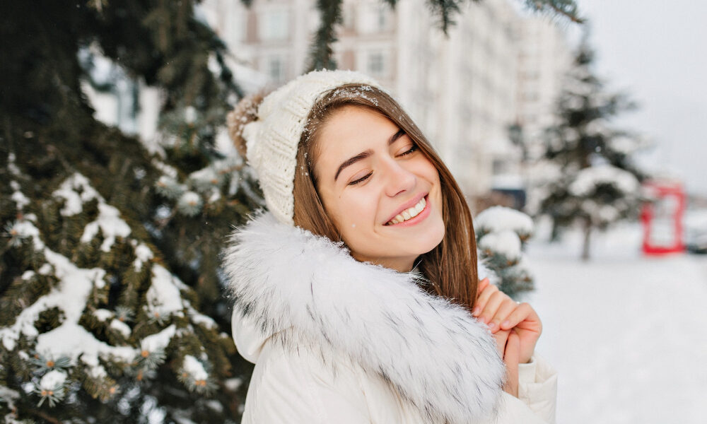 Счастливая девушка зимой