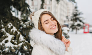 Счастливая девушка зимой