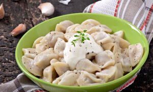 Тарелка пельменей со сметаной