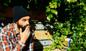 Мужчина задумался на скамейке