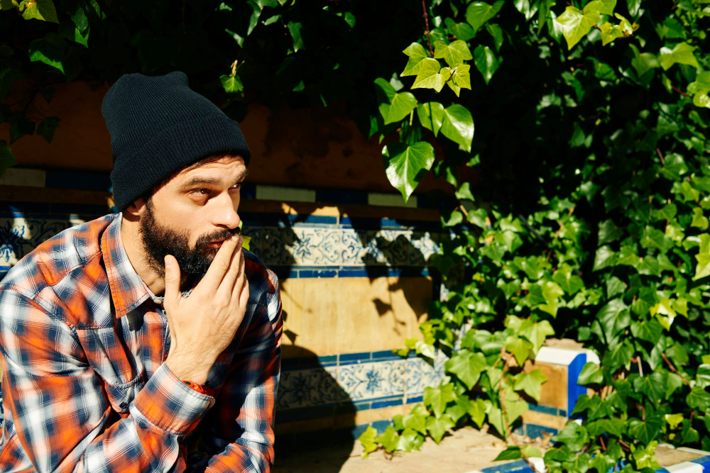 Мужчина задумался на скамейке