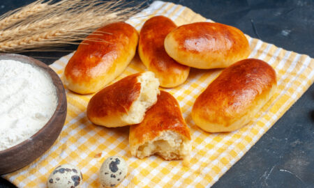 Пирожки на полотенце на столе