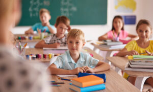 Дети на уроке в школе за партами