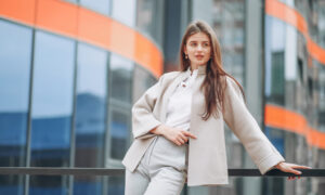 девушка в брючном костюме