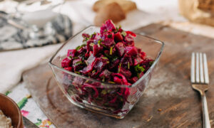 Салат со свеклой в прозрачной стеклянной тарелке
