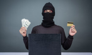 Человек с деньгами и картой