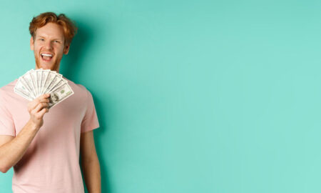 Человек радуется с деньгами