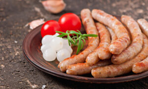 Мясные сосиски на тарелке