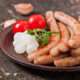 Мясные сосиски на тарелке