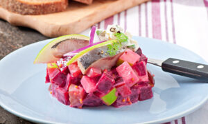 Салат со свёклой на тарелке