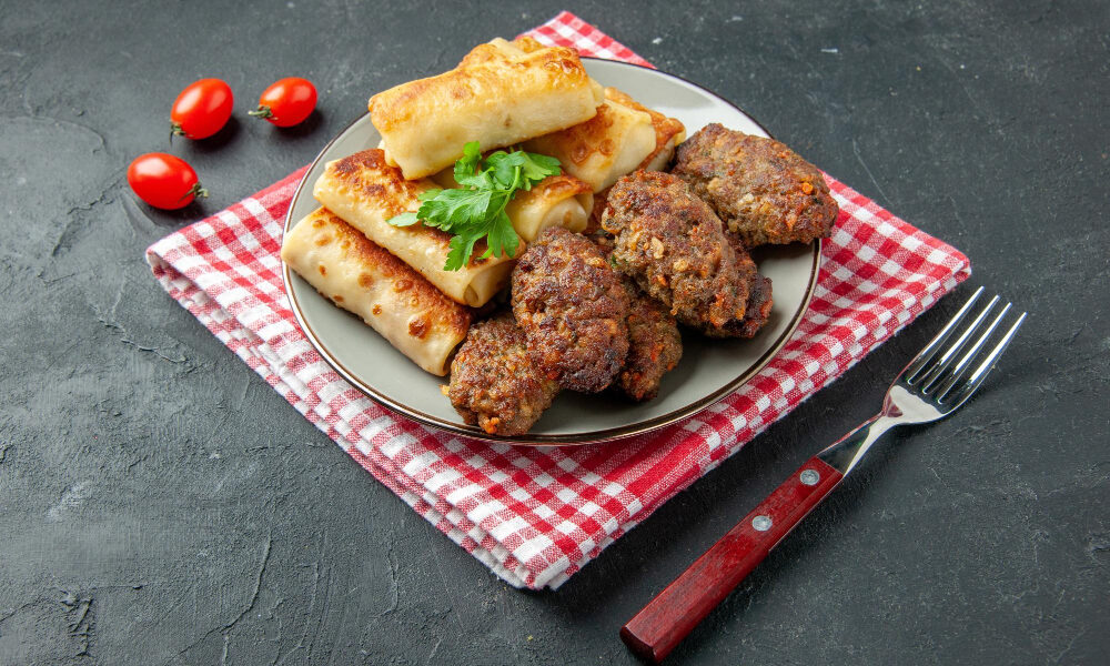 Красивые котлеты лежать на тарелке, салфетка в клетку