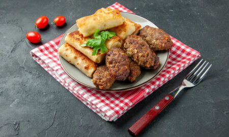 Красивые котлеты лежать на тарелке, салфетка в клетку