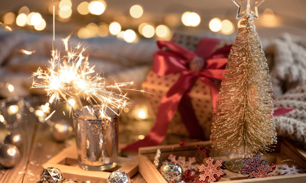 Бенгальские огоньки и маленькое искусственная ёлочка