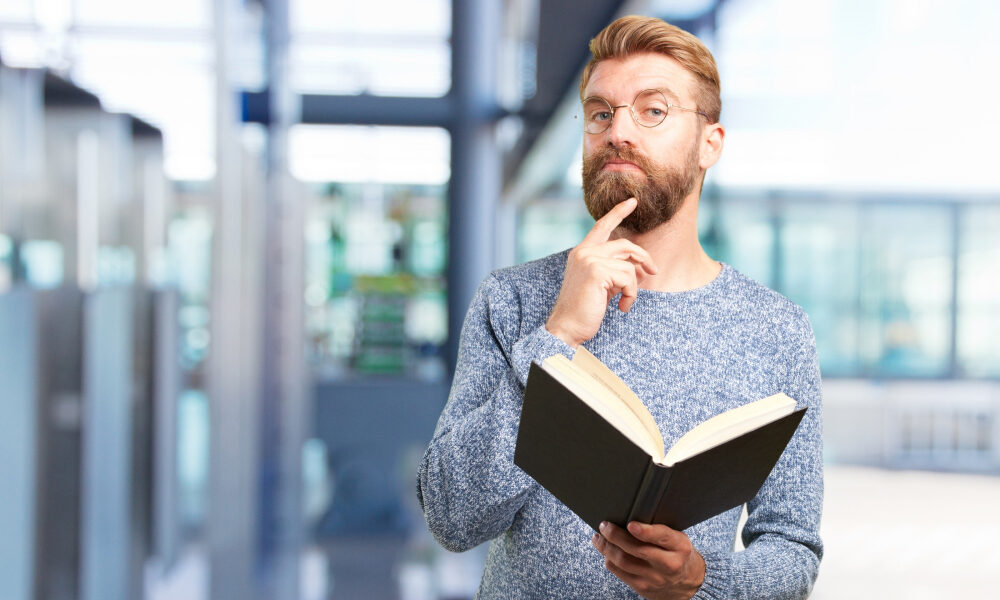 Умный человек с книгой