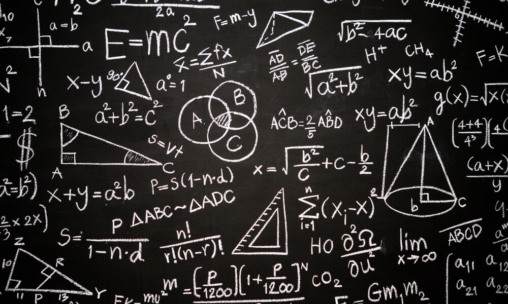 На доске мелом написаны разные математические формулы