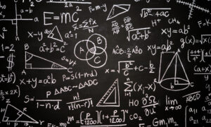 На доске мелом написаны разные математические формулы