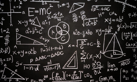 На доске мелом написаны разные математические формулы