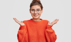 девушка в красной кофте и очках не понимает