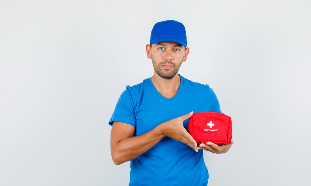 Медицинский работник с аптечкой