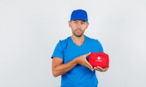 Медицинский работник с аптечкой