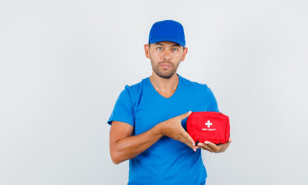 Медицинский работник с аптечкой