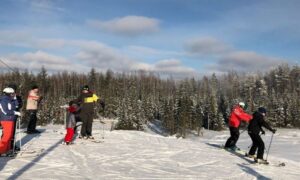 Лыжники катаются с горы