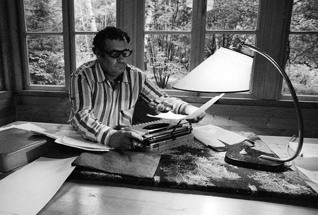 Режиссер Эльдар Рязанов в своем доме в Валдае