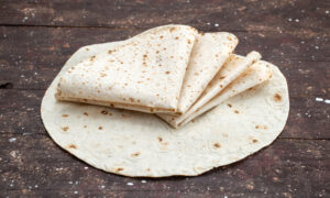 Хрустящий лаваш на столе
