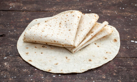 Хрустящий лаваш на столе