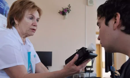 врач проверяет объем легких