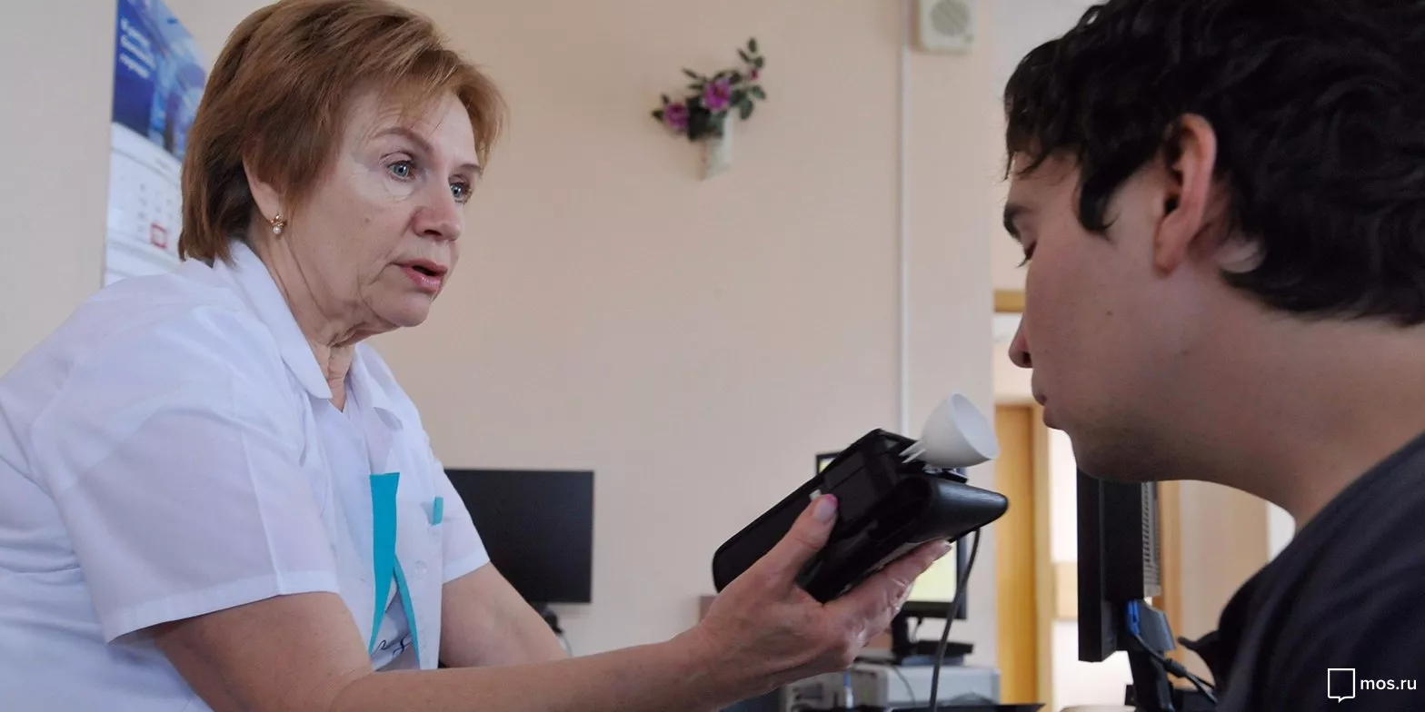 врач проверяет объем легких