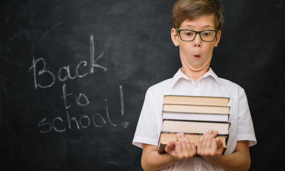 Ученик стоит у доски