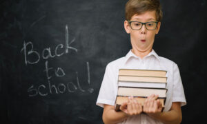 Ученик стоит у доски