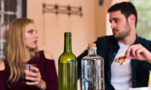 Парень и девушка пьют алкоголь