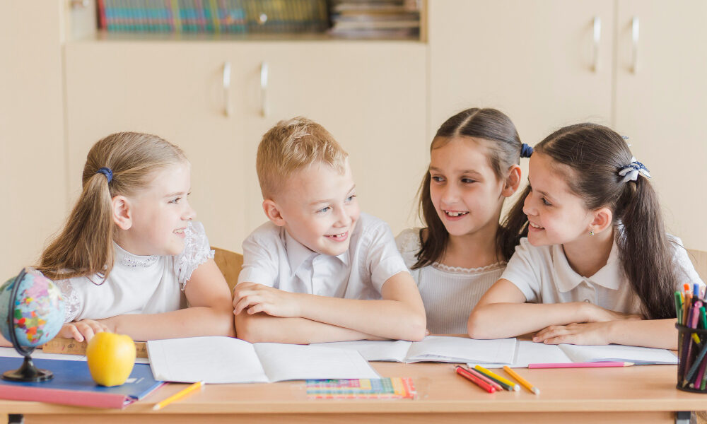дети на уроке в школе