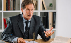 Адвокат беседует с клиентом