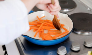 Морковь на сковороде